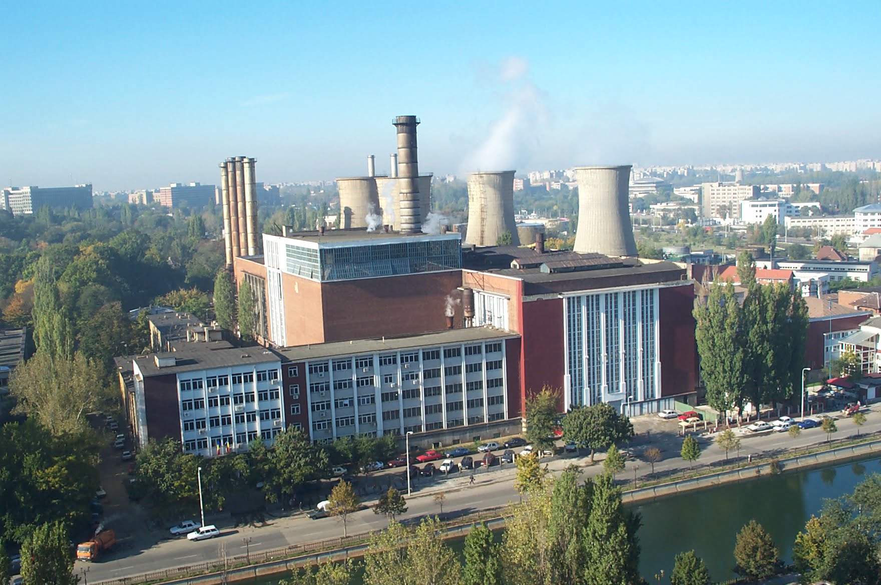 centrala Grozăveşti devine prima centrală termoelectrică din Bucureşti, cu prima sursă de curent alternativ din oraş;
